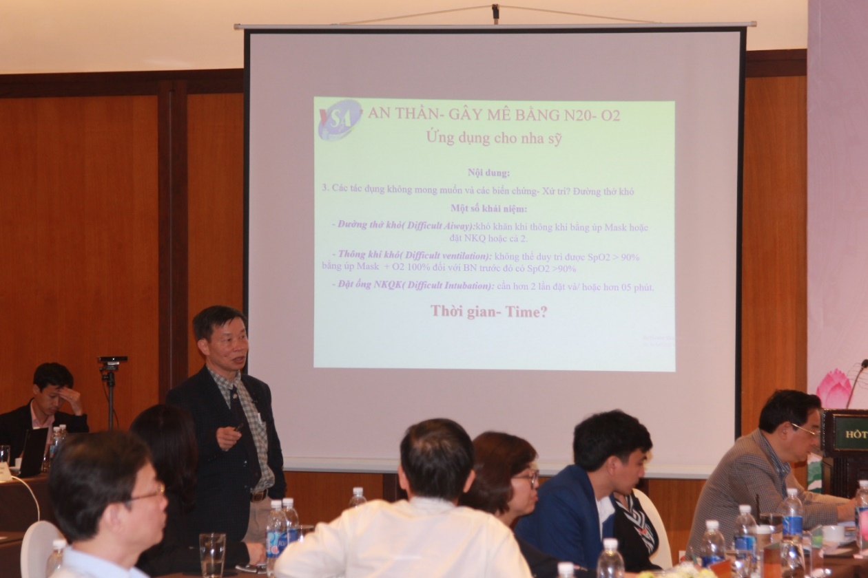 PGS. TS. Công Quyết Thắng, Chủ tịch hội gây mê hồi sức Việt Nam  báo cáo tại hội thảo.